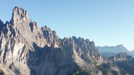 Nahaufnahme-Der-Luftaufnahme-Des-Berggipfels-In-Den-Dolomiten