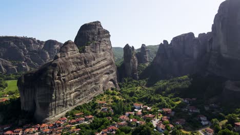 Imágenes-De-Drones-Aéreos-De-Meteora-De-Grecia-10.mp4