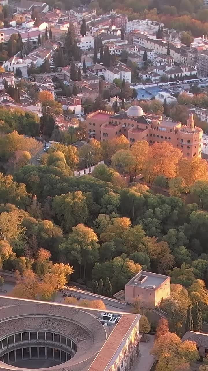 Udsigt over Granada fra et højt punkt ved solnedgang over byen