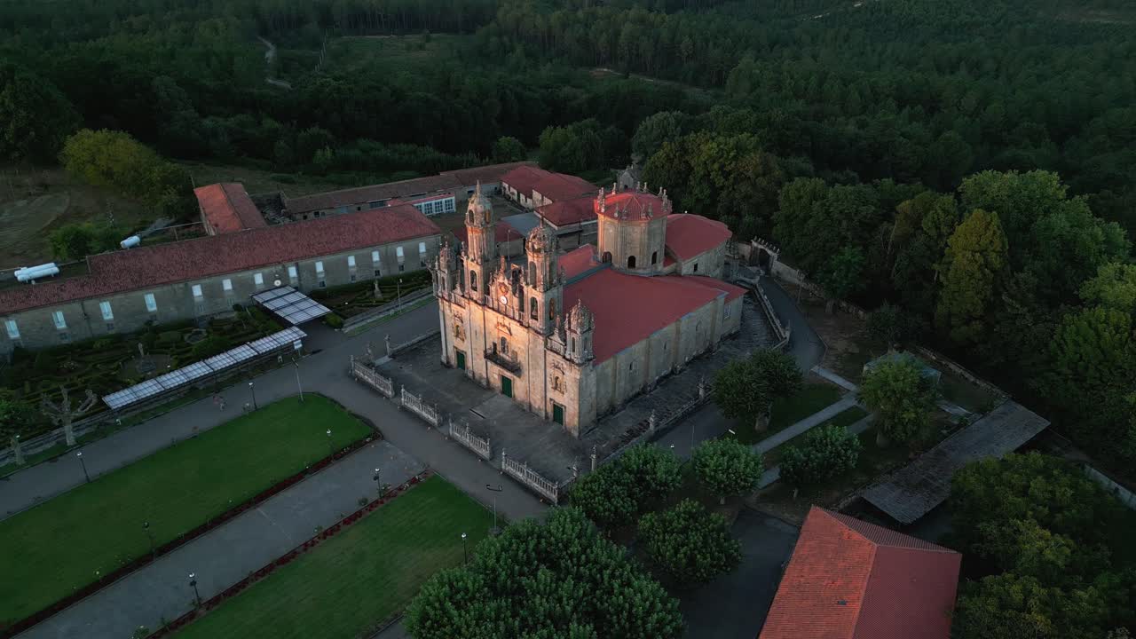 hermosa vista aérea del templo de los milagros y sus alrededores al atardecer