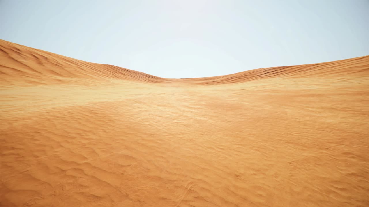 뜨거운 여름 날씨 에 사막 의 모래 언덕 을 둘러보며