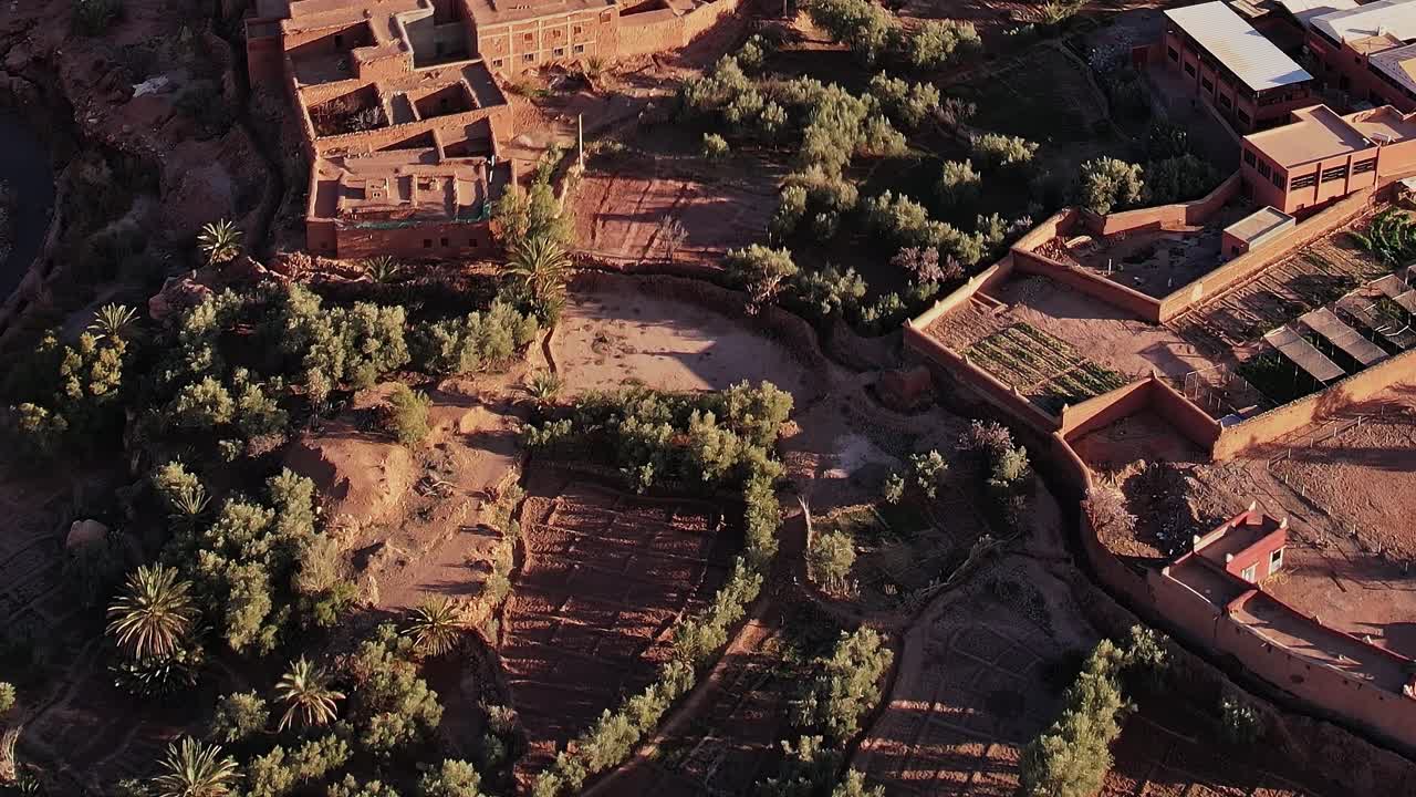 Vista aerea di edifici tradizionali in Marocco con paesaggio verde
