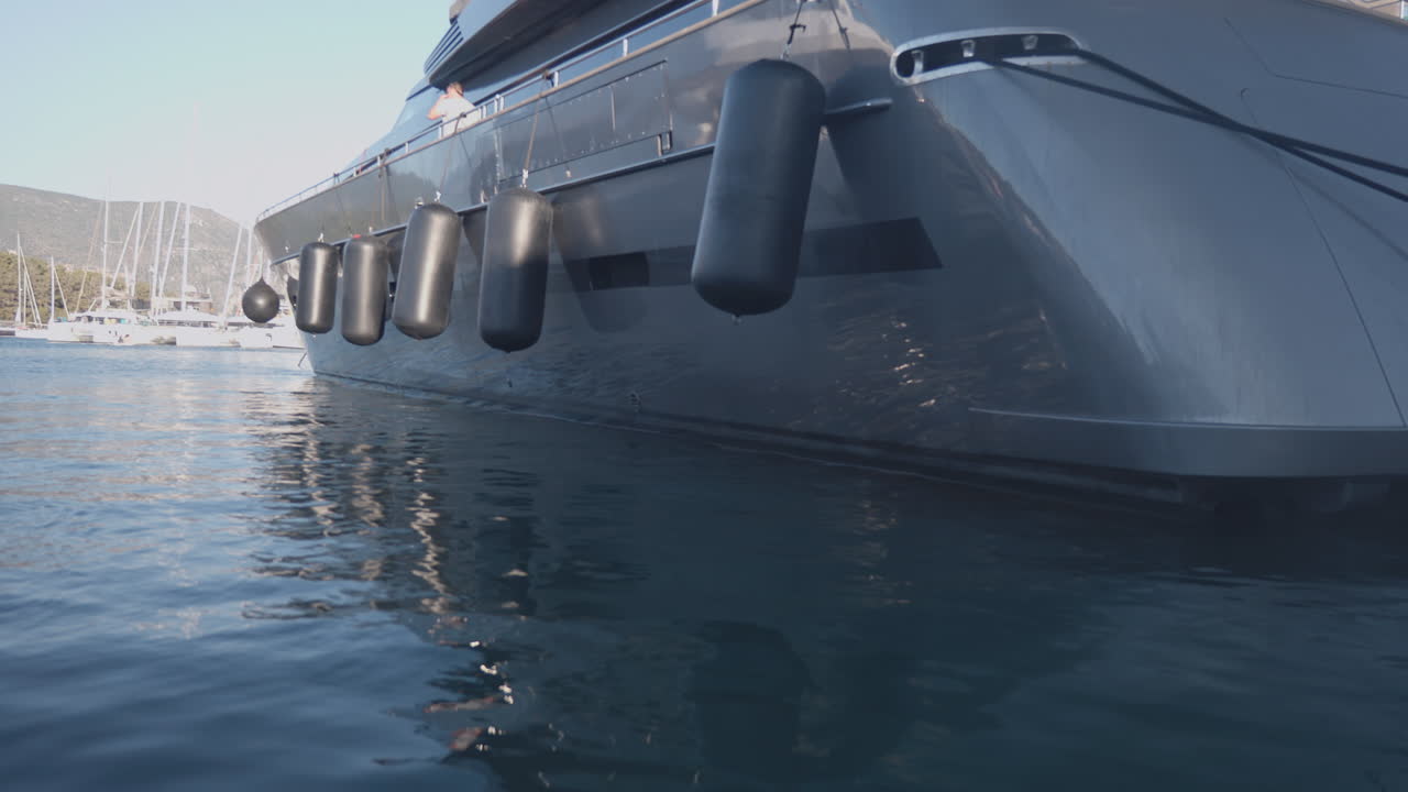 Vista di un mega yacht in mare a Cefalonia, Grecia.