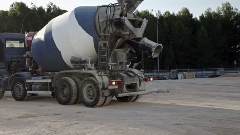 zement-lkw fährt auf der baustelle zurück