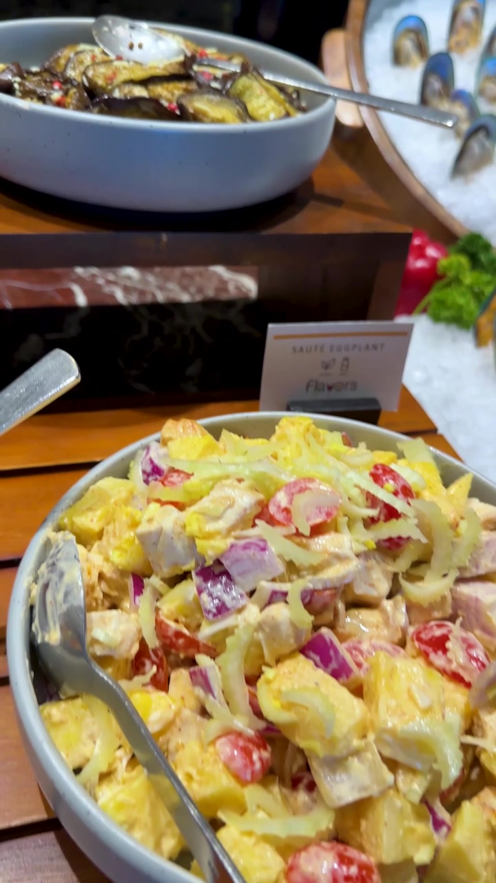 La telecamera panoramica su ciotole di ceramica di cavolfiore al curcuma, melanzane saltate in padella e insalata caprese fresca.