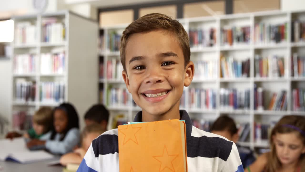 Retrato de colegial con libros en la biblioteca