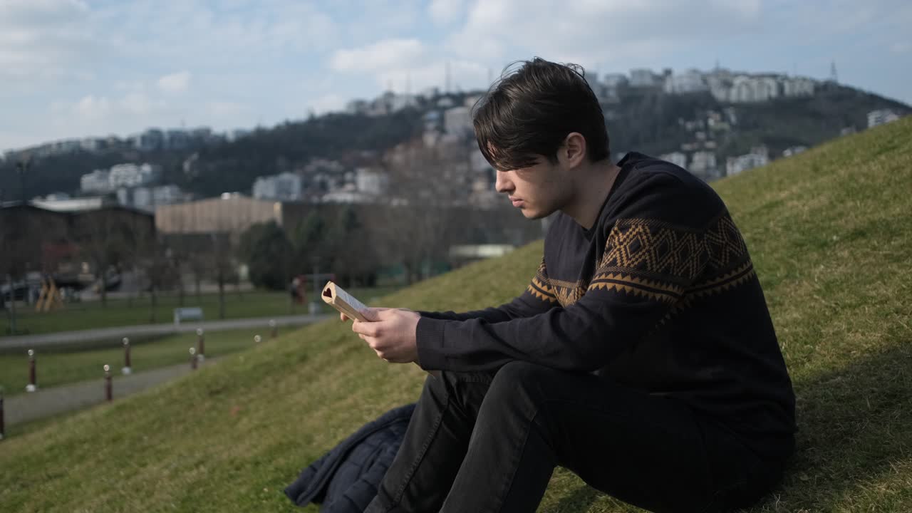 남자는 일반에 대한 책을 읽습니다.