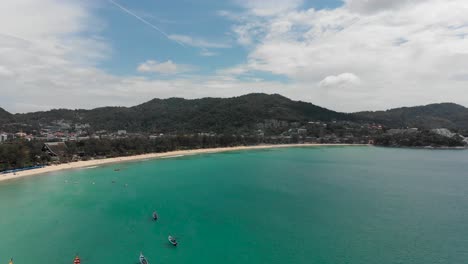 Una-Toma-Aérea-Desde-Arriba-Y-Ligeramente-Inclinada-De-La-Playa-De-Kata-En-La-Isla-De-Phuket-En-La-Parte-Sur-De-Tailandia