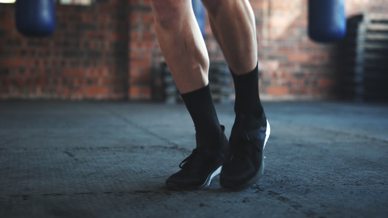 gimnasio, pies y fitness, hombre saltando para el músculo de la pierna