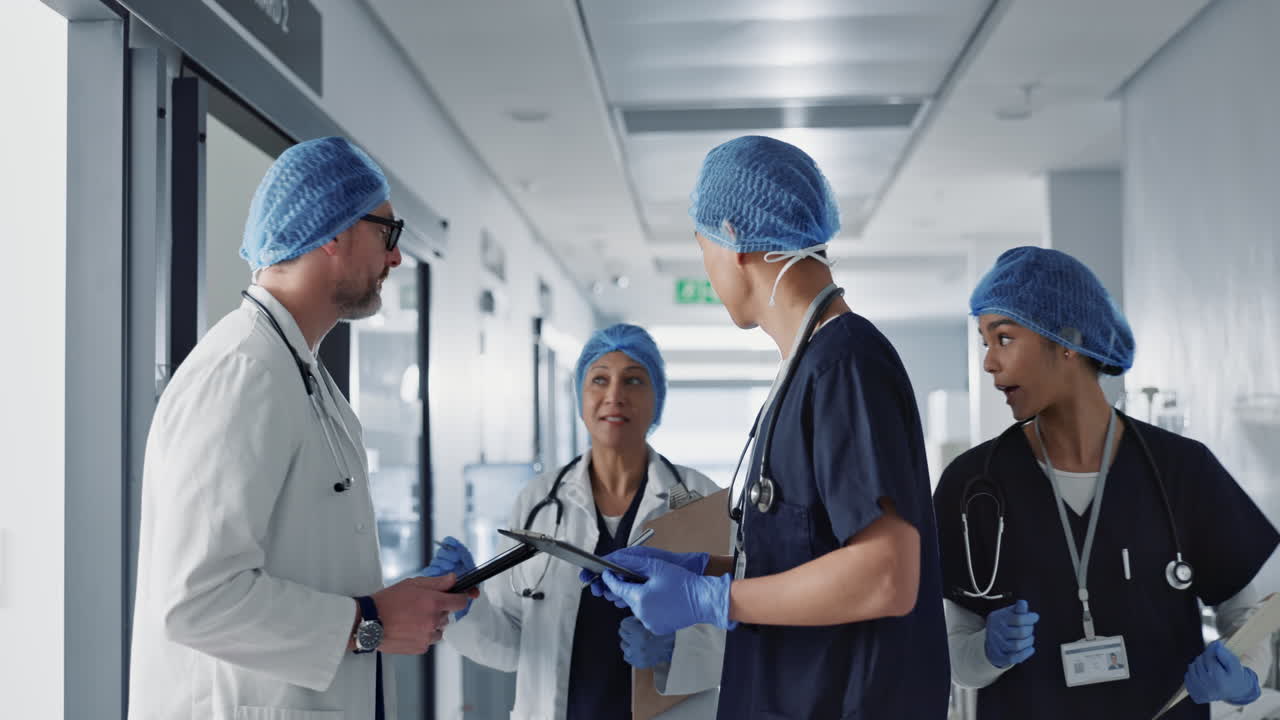 trabajo en equipo, hablar y médicos con una tableta