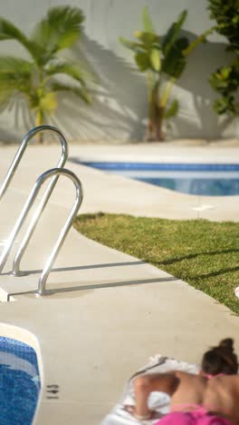 relajándose en la piscina
