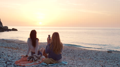 viendo la puesta de sol juntos