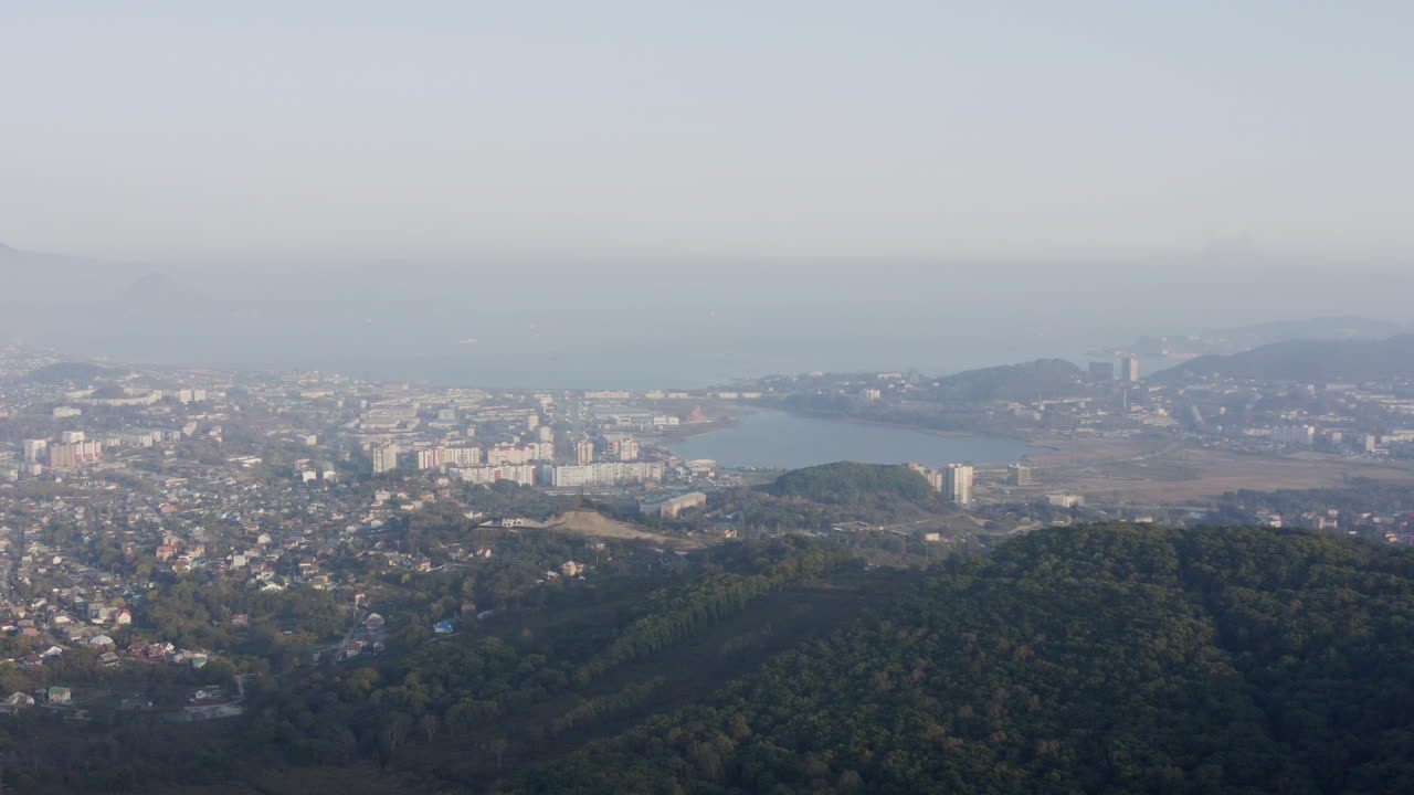 vista panorámica de la ciudad costera de nakhodka en la tarde, rusia, lejano oriente