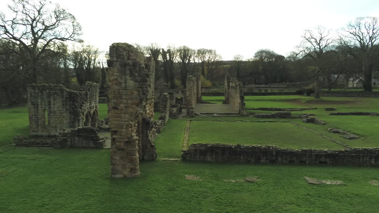 basingwerk 수도원 랜드 마크 중세 버려진 웨일스 어 유적 조감도 낮은 느린 궤도 오른쪽 샷