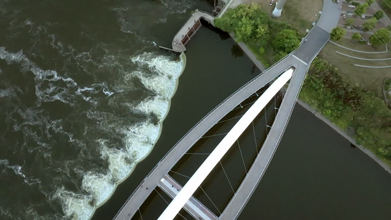 아이오와 여성 성취 다리 데스 모인스 강에 데스 모인스, 아이오와에서 드론 비디오 오버헤드와 회전