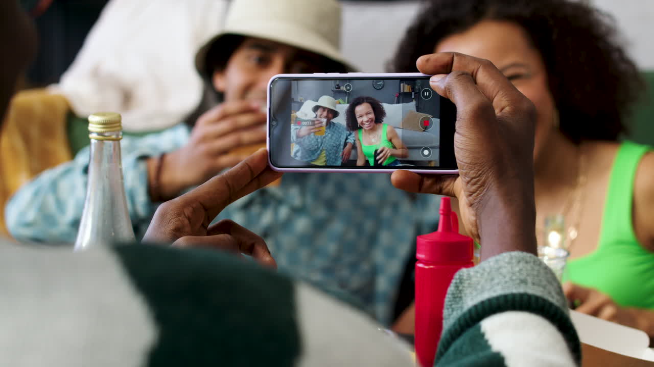 hombre grabando a sus amigos