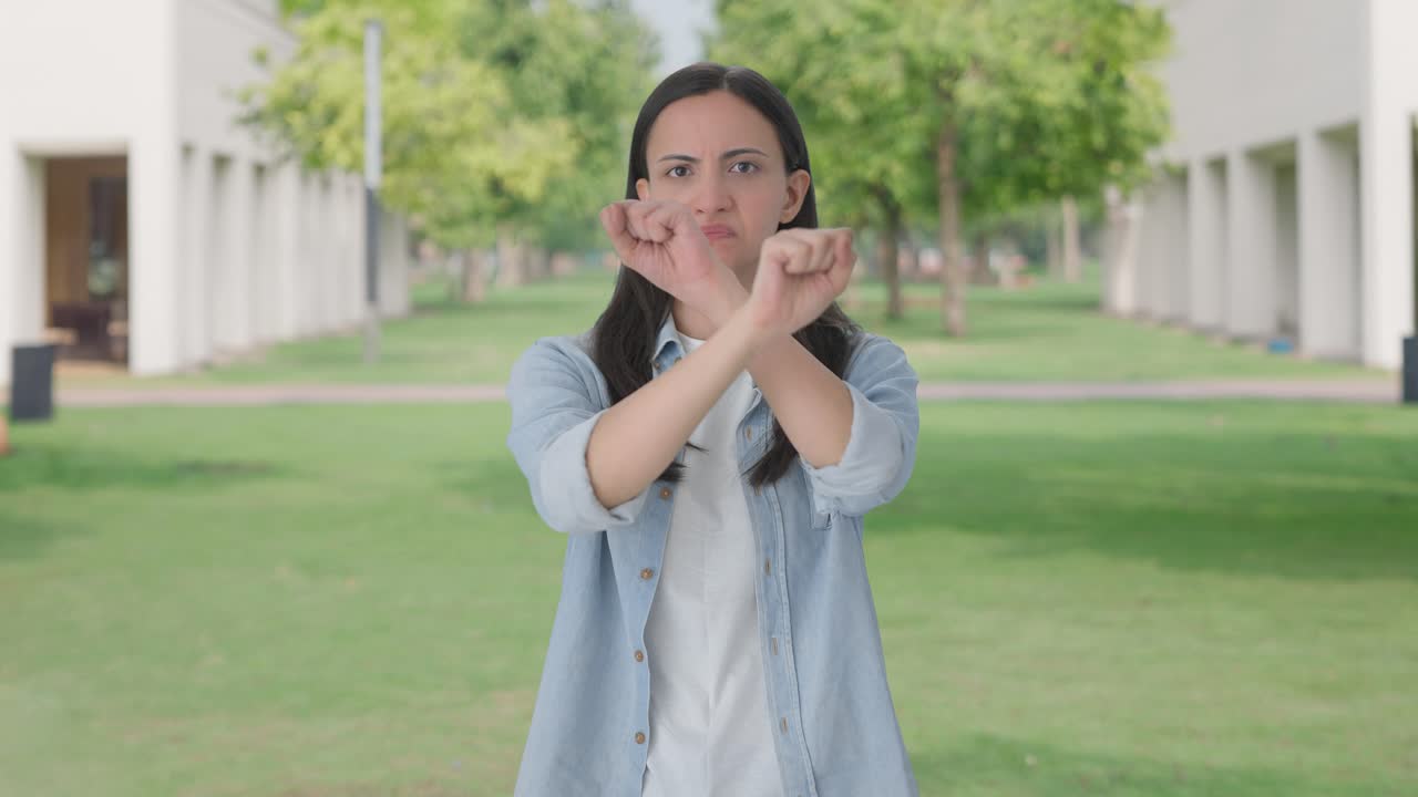 분노한 인디언 소녀가 멈추라고 부탁합니다.