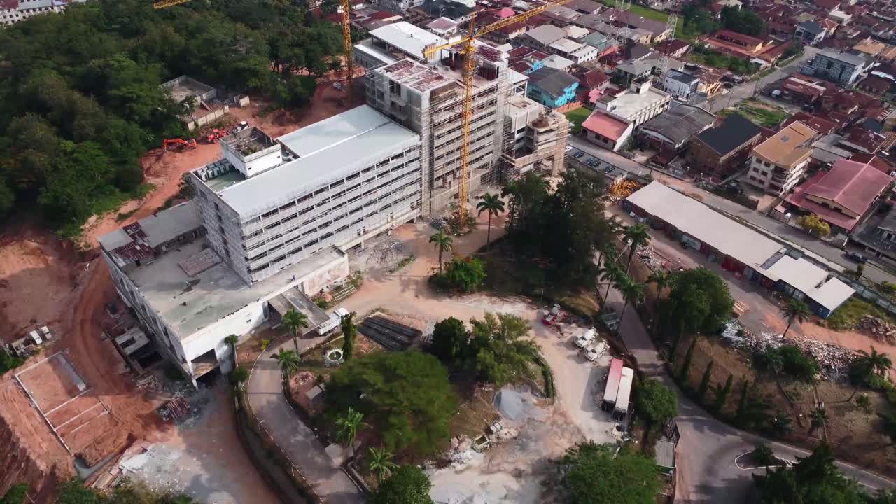 Odua Heritage Premier Hotel remontissa, kuvattu ylhäältäpäin zoomauksella liikkeessä, Ibadan, Nigeria.