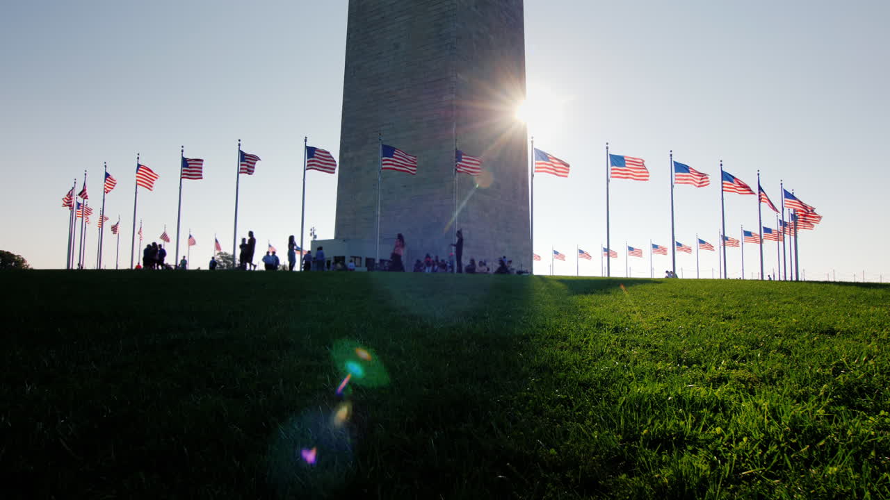 워싱턴 기념비 기지의 깃발과 방문객