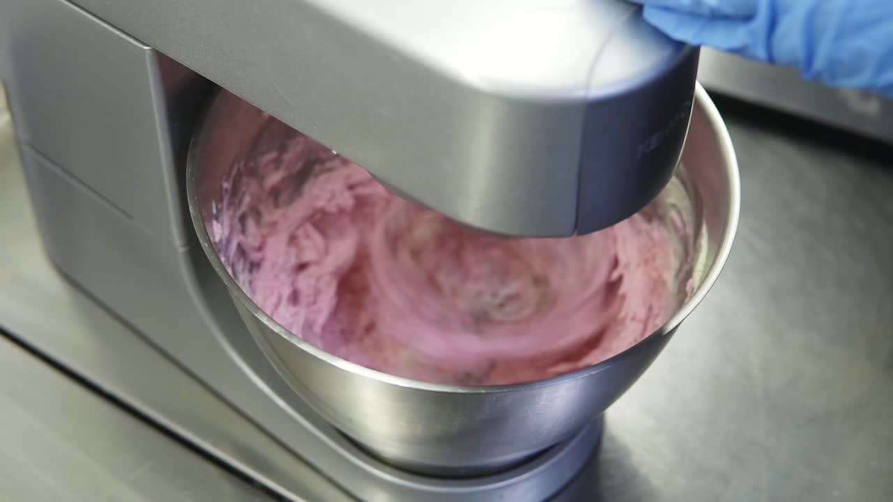 케이크를 위한 보라색 휘핑 크림을 만드는 과정.  ⁇ 서 기계에서 맛있는 크림 커버를 위한 재료를 혼합합니다.