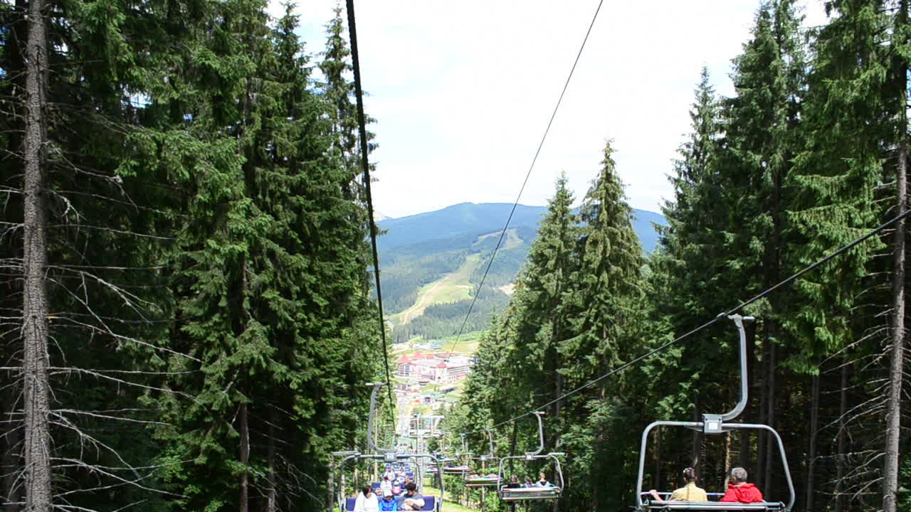 Località montana in estate. Sciovia in montagna.