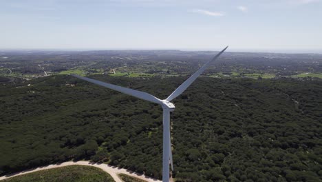 Toma-Aérea-Ascendente-De-Turbina-Eólica-En-área-Remota