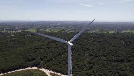 disparo aéreo de la turbina eólica en un área remota
