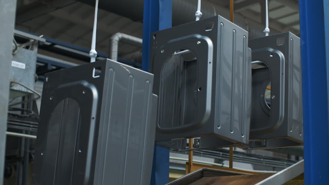 cuerpo de la lavadora que se mueve en una línea de transportador automático en la fábrica.