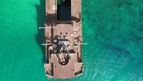 Fabulosa-Vista-Aérea-Vuelo-Barco-Popa-Cola-Puente-Naufragio-En-Playa-Banco-De-Arena-Lanzarote-Islas-Canarias,-Día-Soleado-España-2023