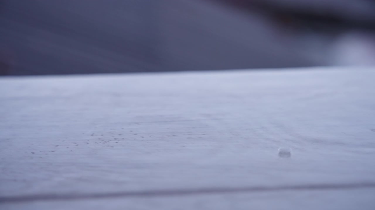 Gotas de lluvia en el suelo de madera del balcón