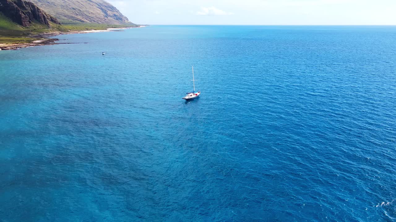 hermosa toma aérea de un pequeño bote navegando en aguas abiertas del pacífico cerca del parque de la playa de kailua con aguas turquesas en oahu hawaii usa
