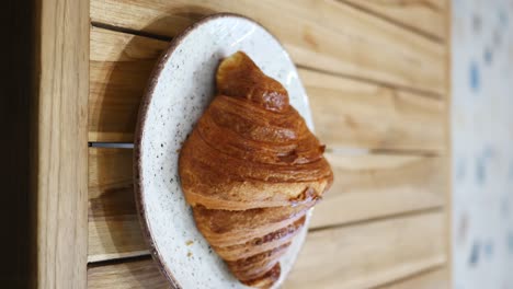 un delicioso croissant en un plato