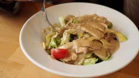 deliciosa ensalada de pollo y quinoa con aguacate y aderezo cremoso