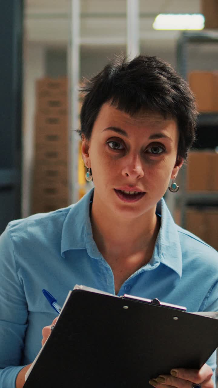 Vertikální video: Podnikatelka si dělá poznámky na notebooku a analyzuje akcie