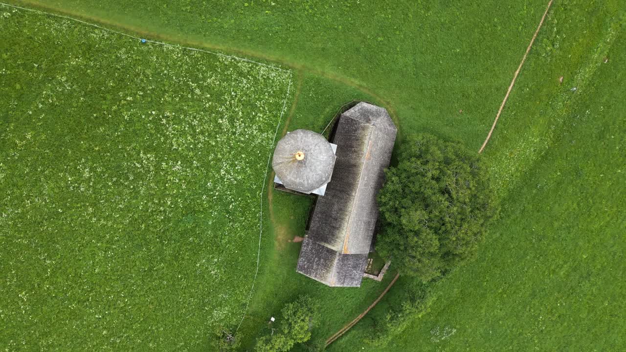 Meraviglioso campanile su un prato verde, Dolomiti, Italia, Europa, drone.