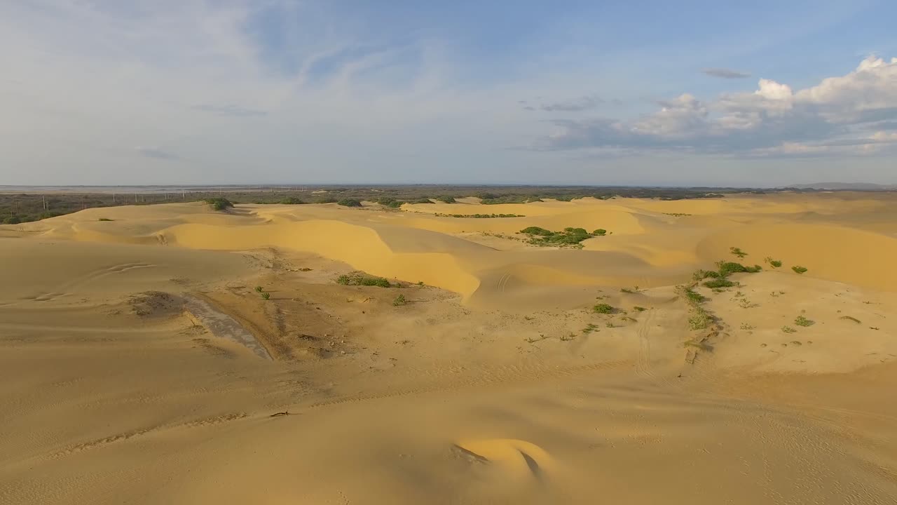 vista aérea de los medanos de coro, en venezuela, durante la puesta de sol