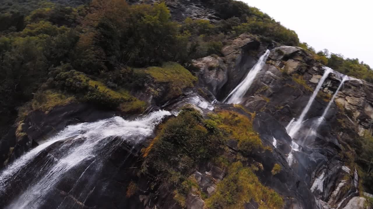 fpv drone shot sumergirse en una cascada cámara de acción en cámara lenta de 90 fps