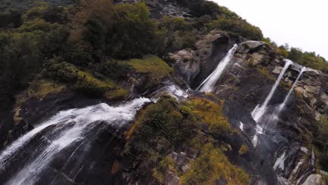 fpv drone shot sumergirse en una cascada cámara de acción en cámara lenta de 90 fps