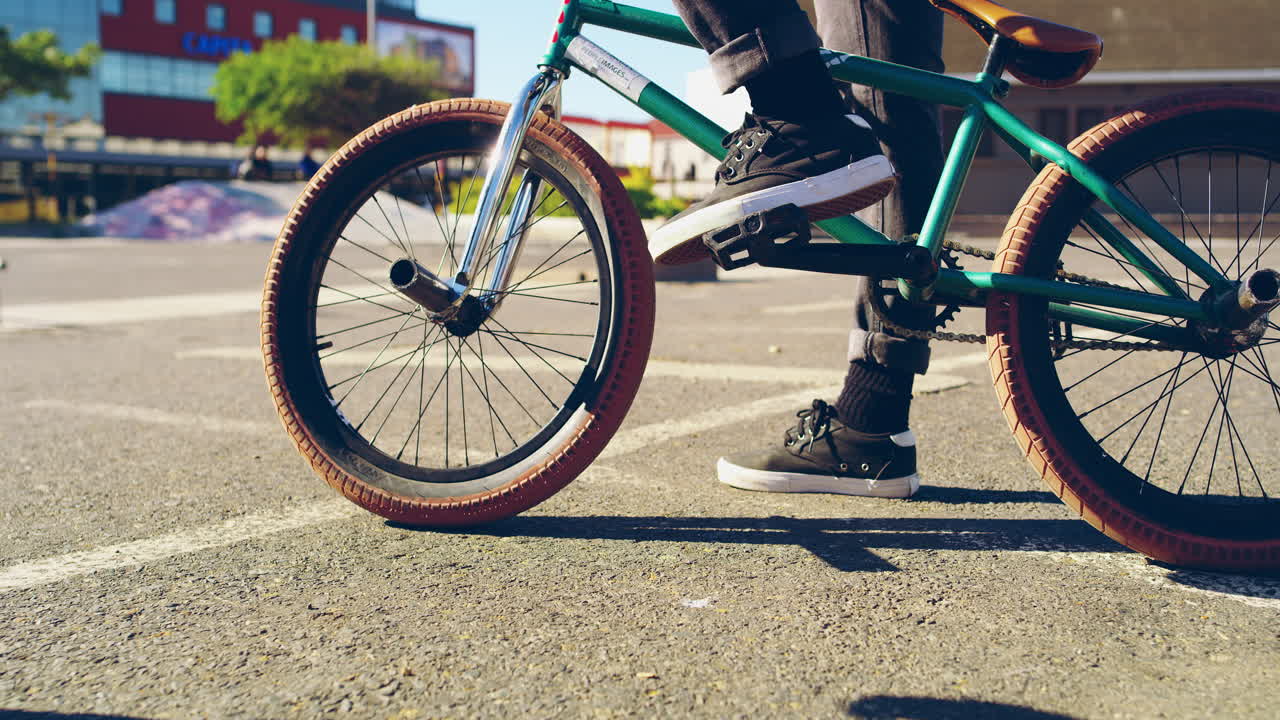 그의 청중들은 단지 지지하는 것뿐입니다.