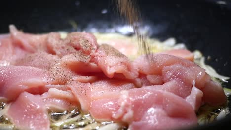 cocinando pecho de pollo en una sartén