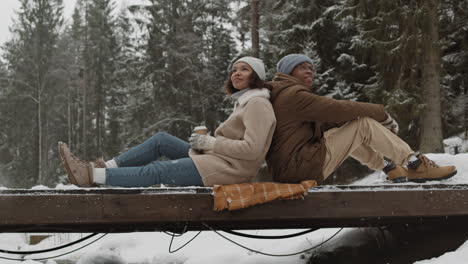 una pareja disfrutando de un día de invierno.