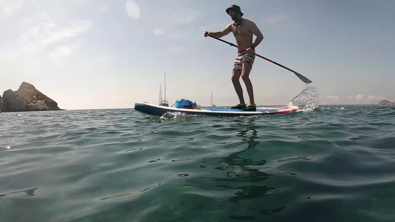 hombre paddle surf en una playa en el sur de españa, almería