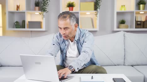 Der-Mann,-Dem-Die-Anwendung-Auf-Dem-Laptop-Gefällt,-Ist-Glücklich.