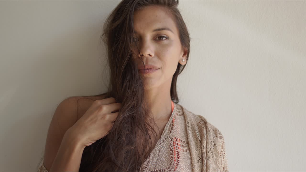 웃는 여자 가 손 으로 입 을 고 있다