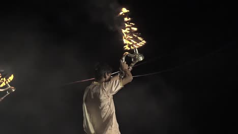 Tiro-de-seguimiento-de-hombres-ondeando-velas-ceremoniales