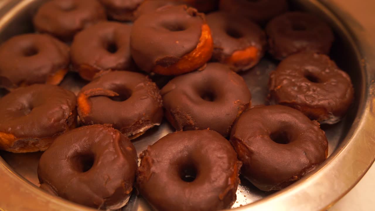 es popular en muchos países y se prepara en varias formas como un bocadillo dulce