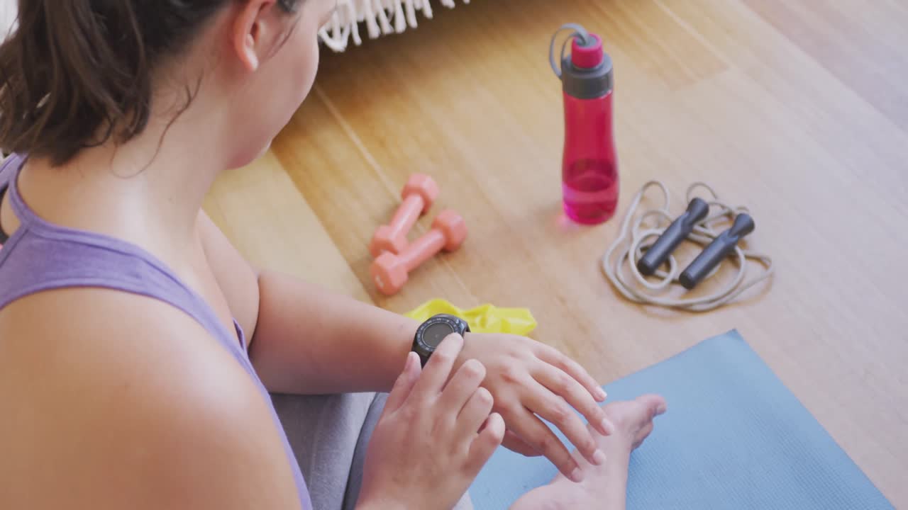 blogger caucásica mujer haciendo ejercicio en casa