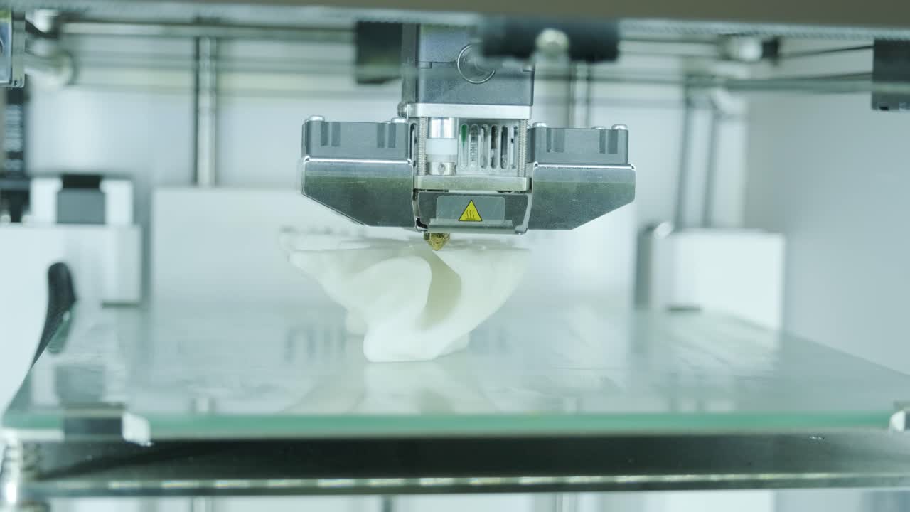 현대 3d 프린터 프린팅 그림 클로즈업 (macro) 자동 3차원 프린터는 실험실에서 플라스틱 색 모델링을 수행합니다.