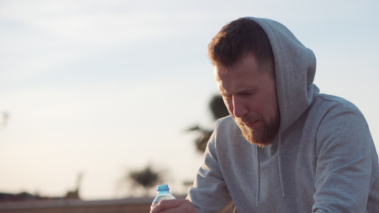 운동 후 물을 마시는 남자