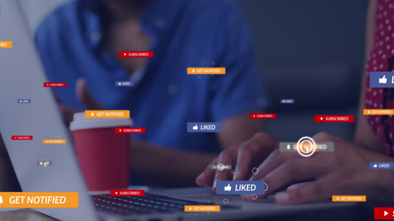 animación de iconos de las redes sociales contra una mujer afroamericana que usa una computadora portátil en la oficina